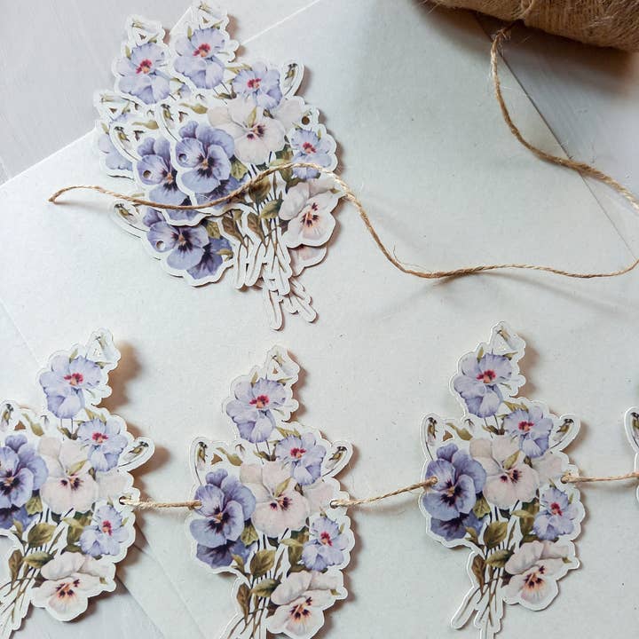 De Papierboetiek - Wholesale Bunting/Garland - Garland of violets | a flower a day1