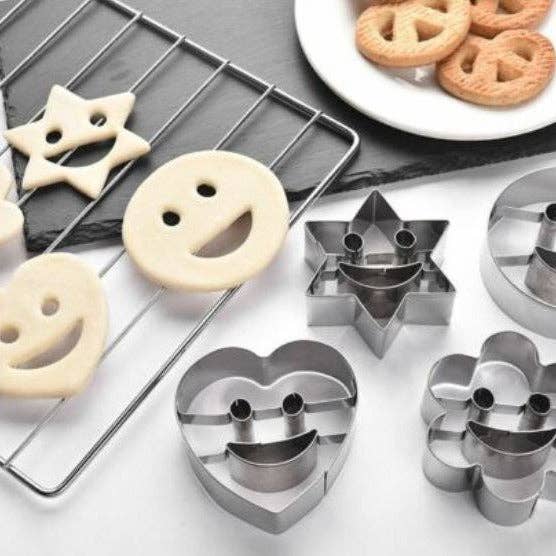 Mum Made Yum - Venta al por mayor Cortapastas - Cortadores para sándwiches y galletas, Smile Face, 4 piezas, acero inoxidable