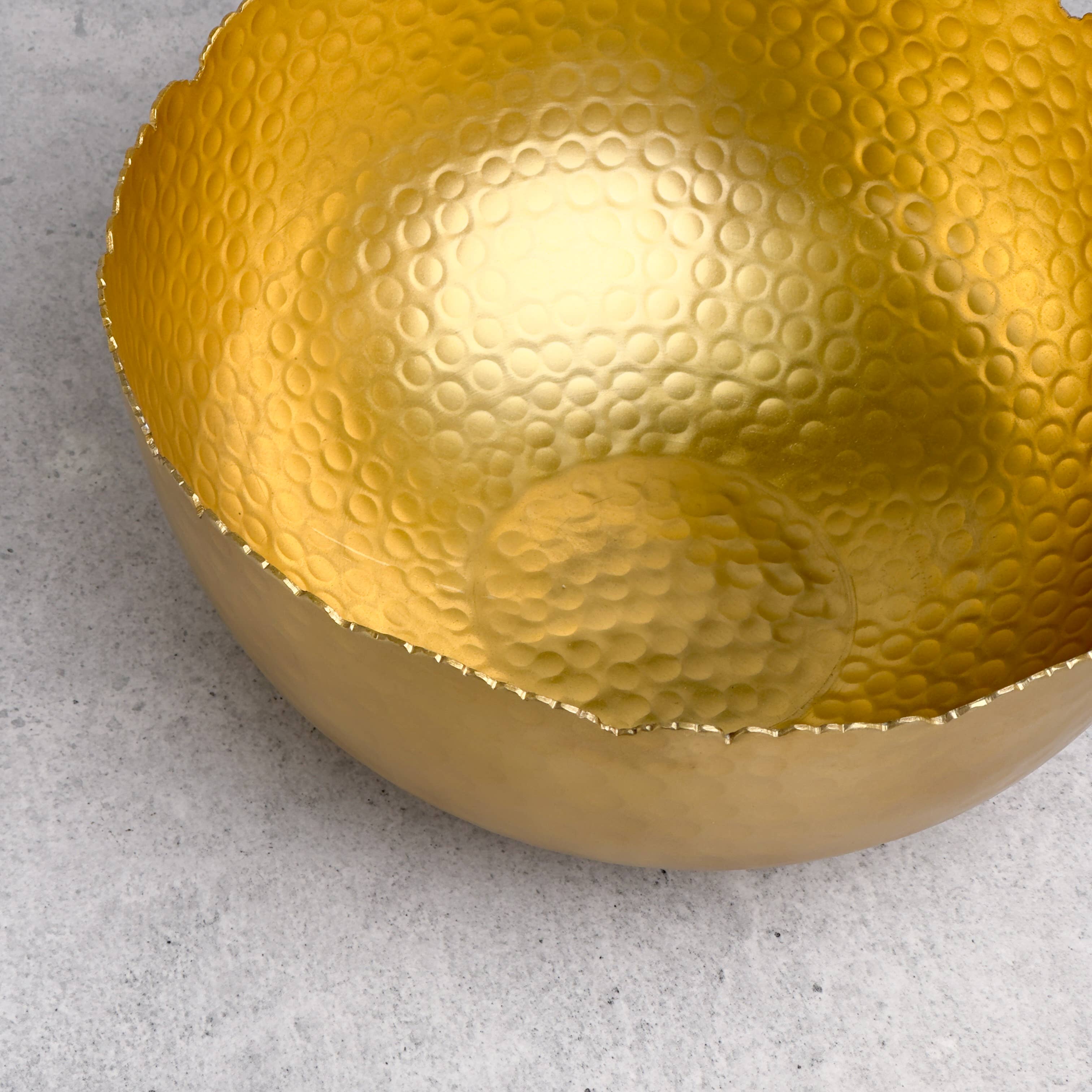 India Handicrafts Inc - Venta al por mayor Bandejas/platos/boles decorativos - Cuenco grande martillado dorado4