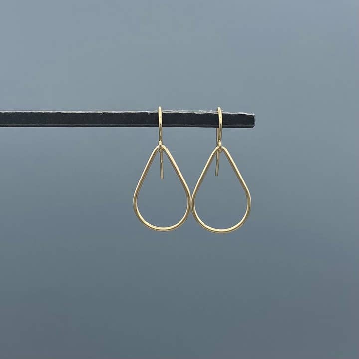 Petites boucles d'oreilles ouvertes en forme de larme pour la vente par Something Silver