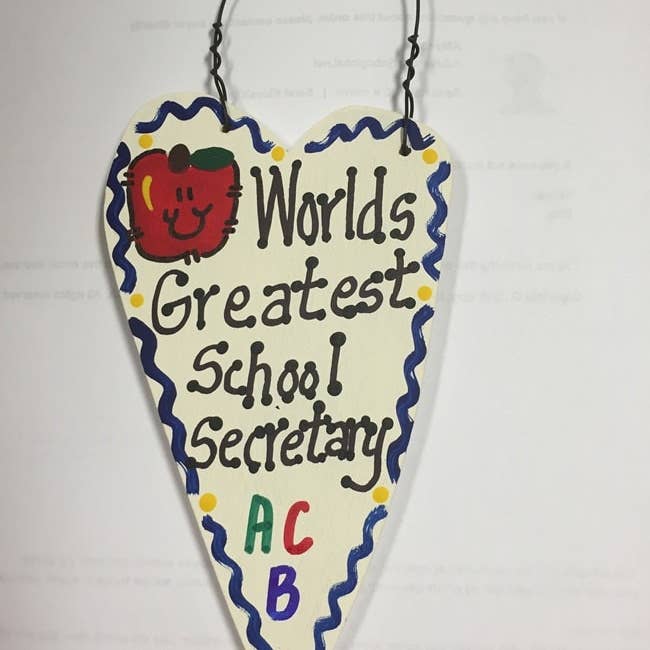 Secretaria escolar regala a 3008 mejores secretarias escolares del mundo para venta al por mayor de Nannie and B's Crafts