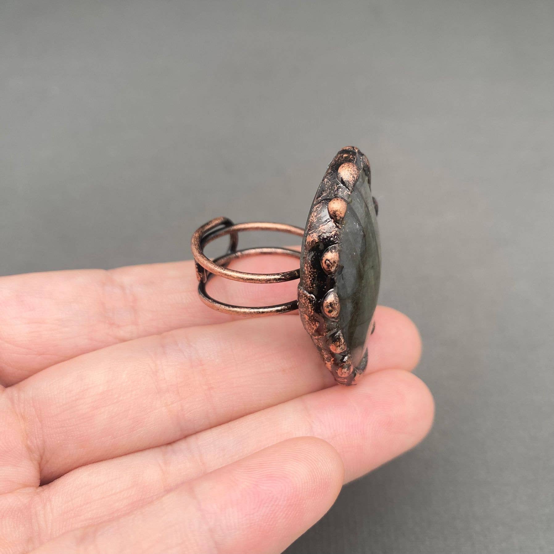 Mio Queena – Großhandel Cocktail-/Statement-Ring – Vintage Anemousite Bronze Naturstein Verstellbarer Ring - CS1