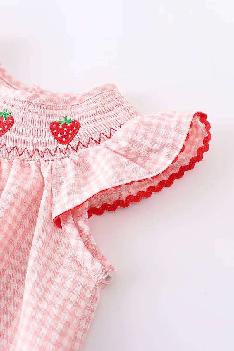 Rylee Faith Designs - Wholesale Jurk - Kinderen - Baby meisjesjurk met aardbeienborduursel en geruite smock.2