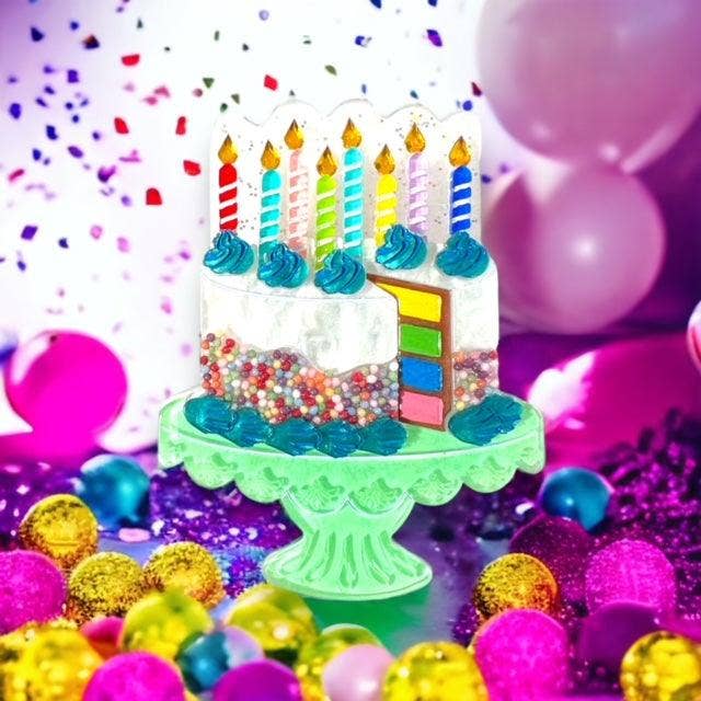 Lipstick & Chrome - Vente Broches - Broche Gâteau d'Anniversaire "Slice, Slice Baby" par Lipstick & Chrome x Club Eggie1