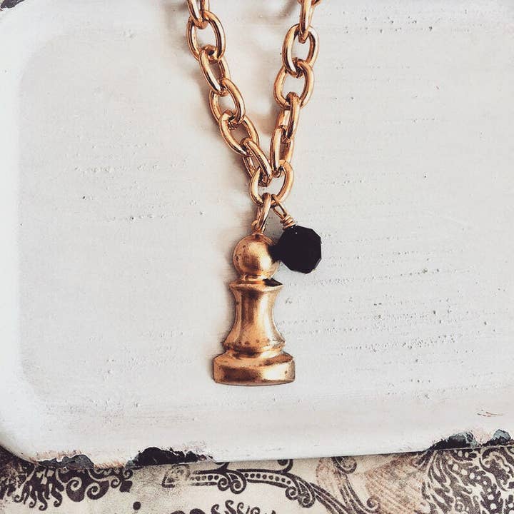 Pawn Chess Piece Charm-armbånd for engroshandel hos The green antique trunk