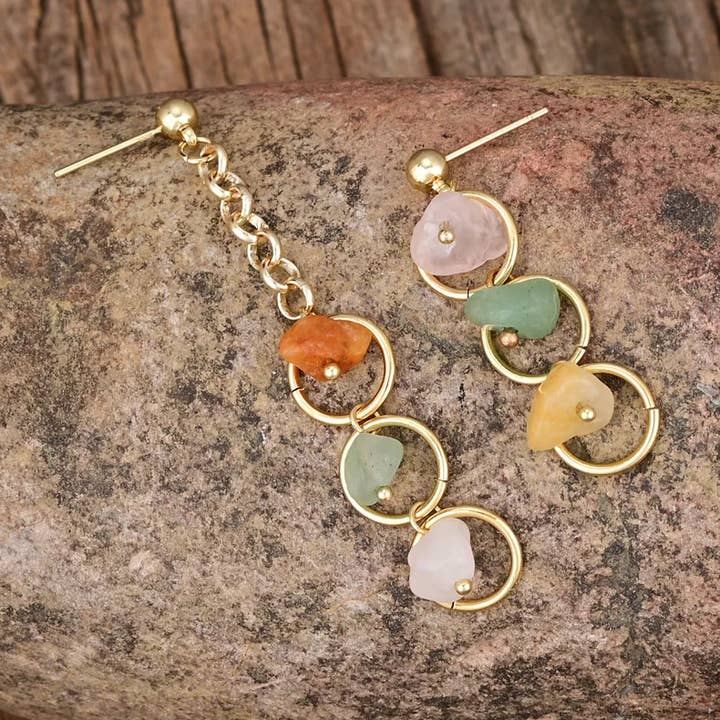 Orecchini pendenti con tre pietre non corrispondenti per la vendita all'ingrosso da parte di Free Spirit Shop