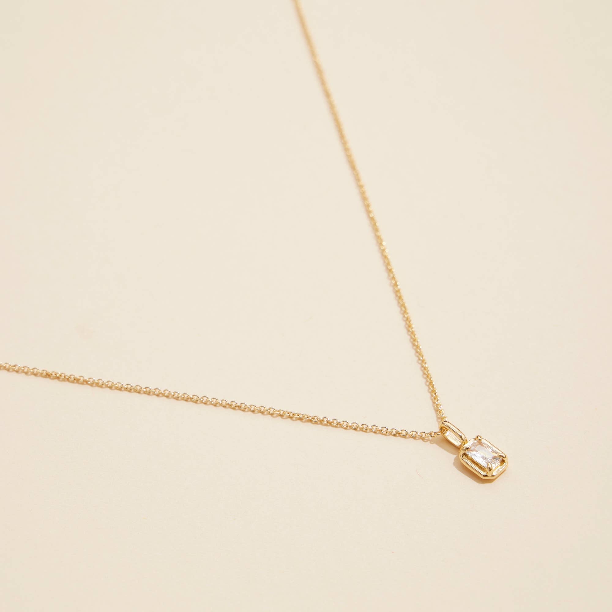 12 assortis Lot de 12 colliers courts avec pendentifs en verre de pierre de naissance assortis en vente sur Faire5