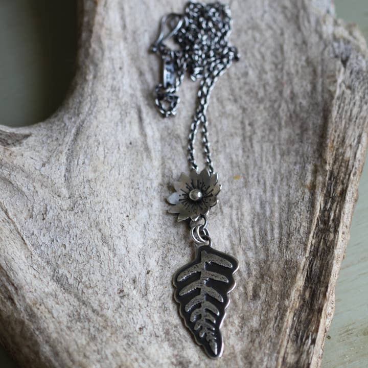 Blomma & Ormbunke hänge Halsband för wholesale av Silverbrook Studios