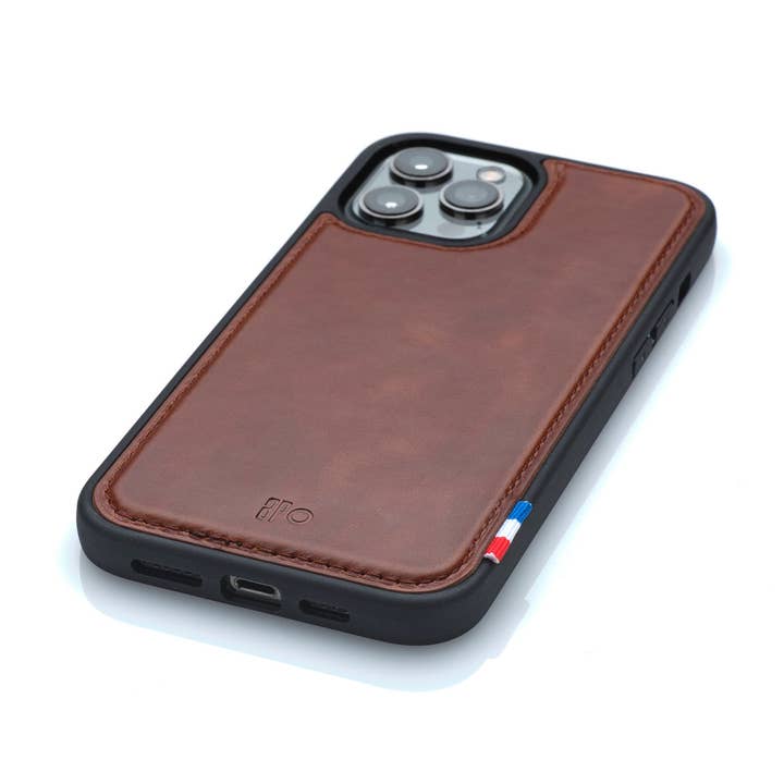 SAM - iPhone 12 Pro Max Hülle aus patiniertem Leder - Schokolade für den Großhandel von apocope.paris