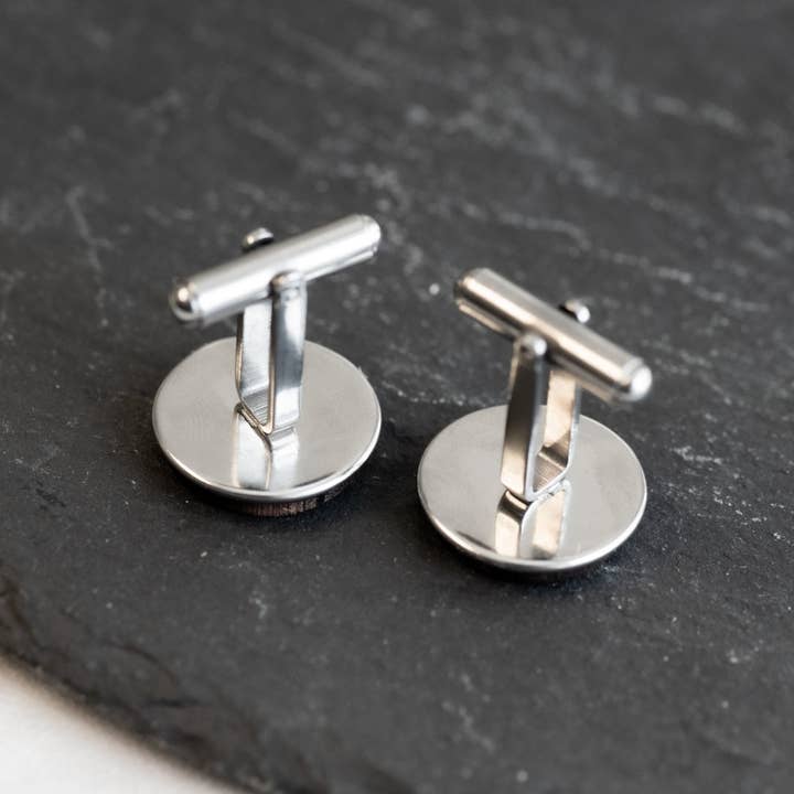 Robin Valley – Großhandel Manschettenknöpfe – Herren – Manschettenknöpfe aus Kirschholz mit dem Wikinger-Alphabet — CT350811