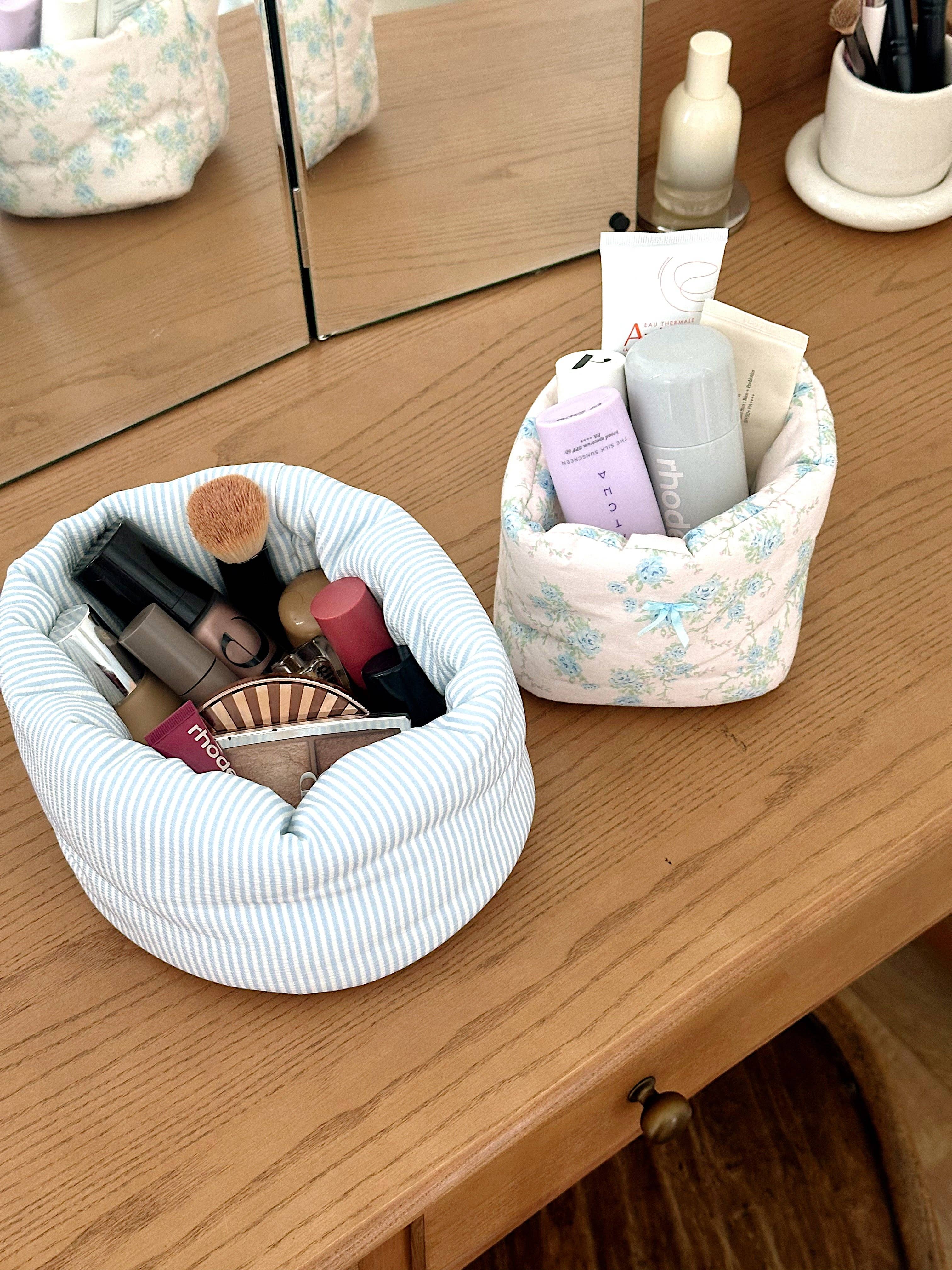 Beyond Scrunchies - Vendita all'ingrosso Borsa per trucchi/cosmetici - GRANDE ORGANIZZATORE A SECCHIO CON PUFF - STRISCE BLU3