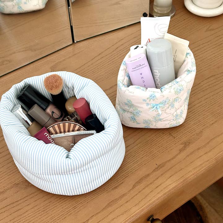 Beyond Scrunchies - Vendita all'ingrosso Borsa per trucchi/cosmetici - GRANDE ORGANIZZATORE A SECCHIO CON PUFF - STRISCE BLU3