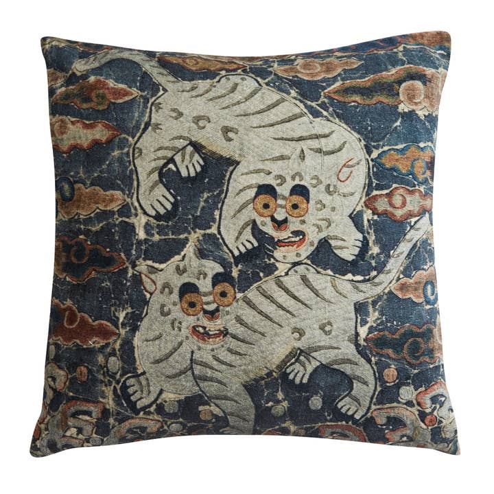 Coussin en velours Tiger 18"x18" pour la vente par Siren Song