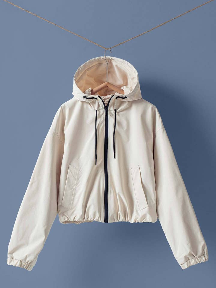 Veste coupe-vent à capuche zippée mate pour la vente par Fashion Week