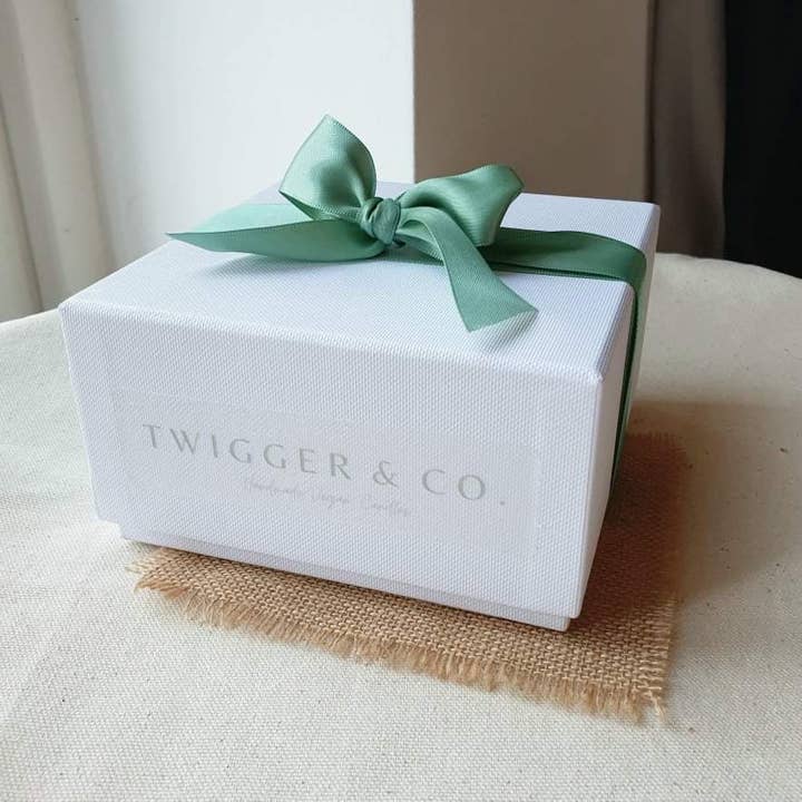 Bougie biologique végétalienne au pain à la citrouille épicée pour la vente par Twigger&Co.