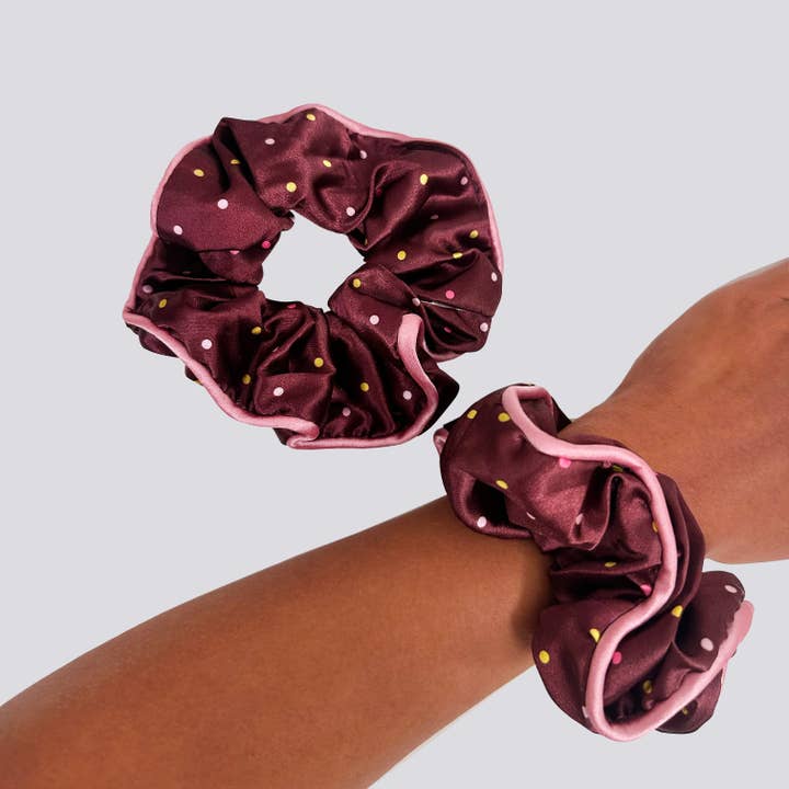 Cosmic Brownie Satin Hårelastik for engroshandel hos Have A Nice Day