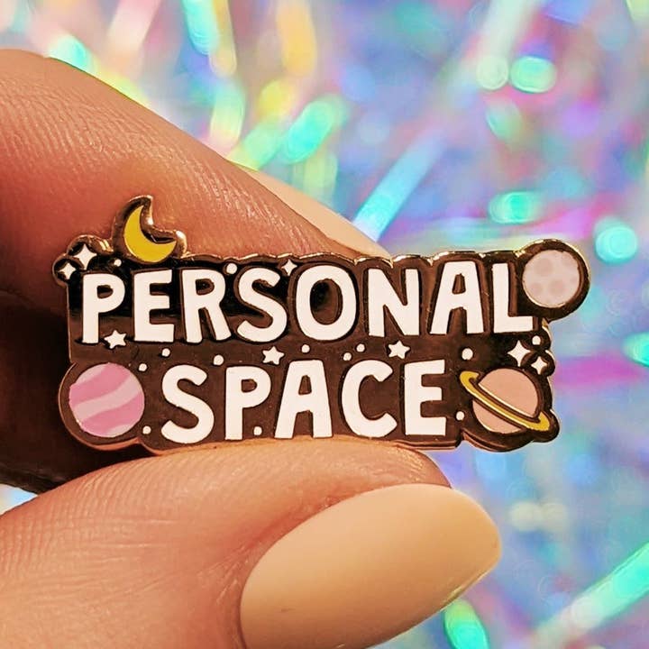 Épingle en émail Personal Space pour la vente par Quinn's Pins