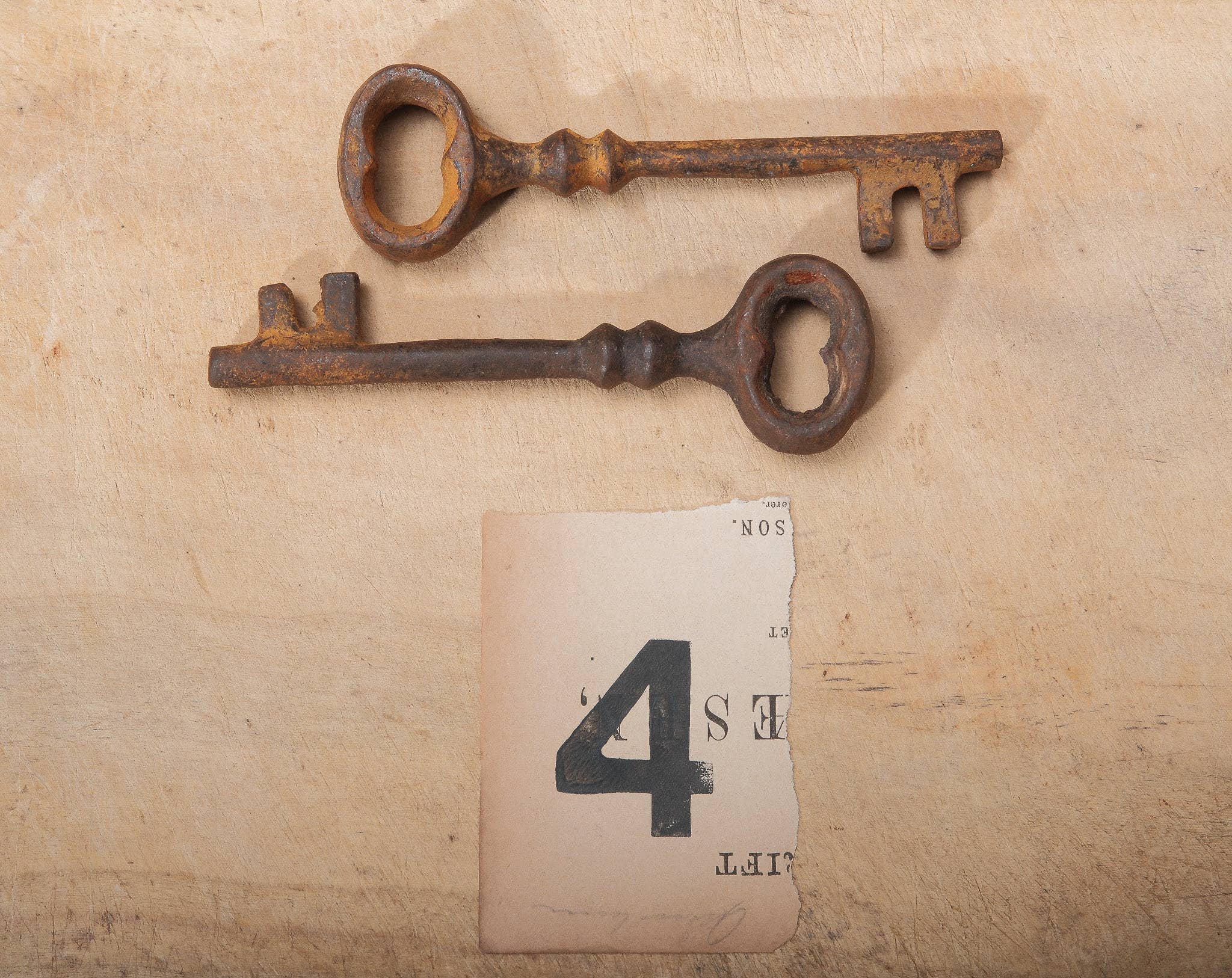 Golden Oldies Antiques - Vente Décorations de table - Reproduction Clé Squelette en Fer Style Vintage3