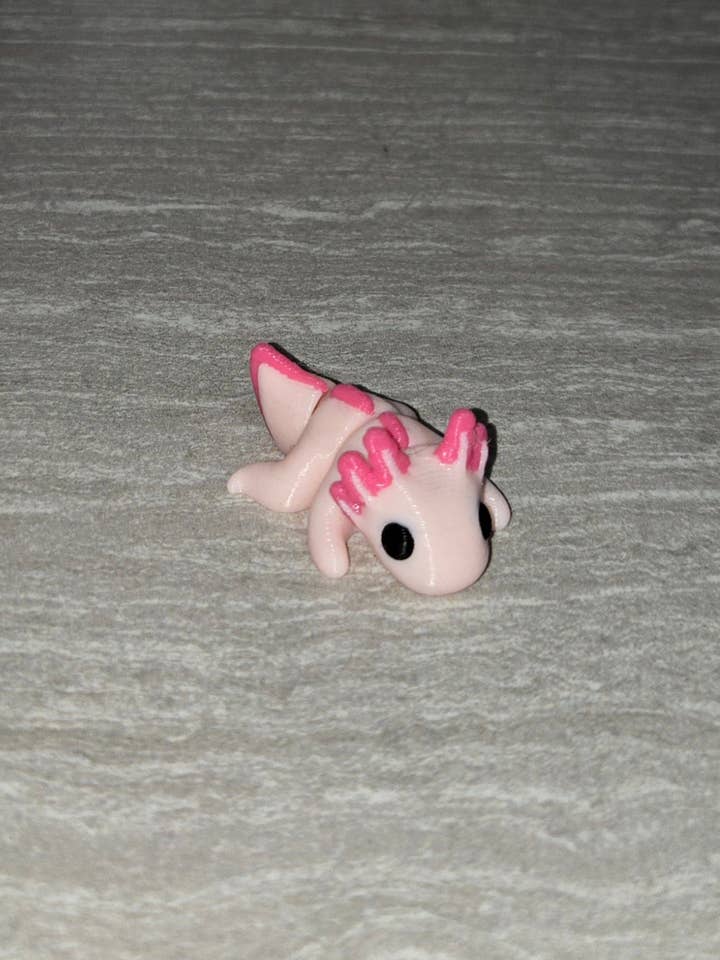 3D-gedruckter Axolotl mit Linie auf der Rückseite | Gelenkfigur | Flexi Animal für den Großhandel von Cosmic 3D Creations