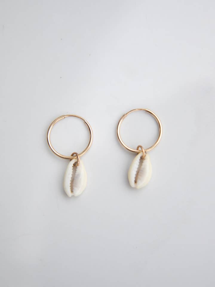 Aros para bebé White Cowrie Shell por atacado de Kala Handmade With Love