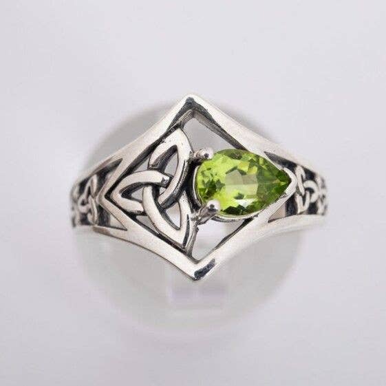 Dublin Gift Company – Engroshandel Statementring – Peridot Gemstone Trinity Knot indgraveret ring i sølv3