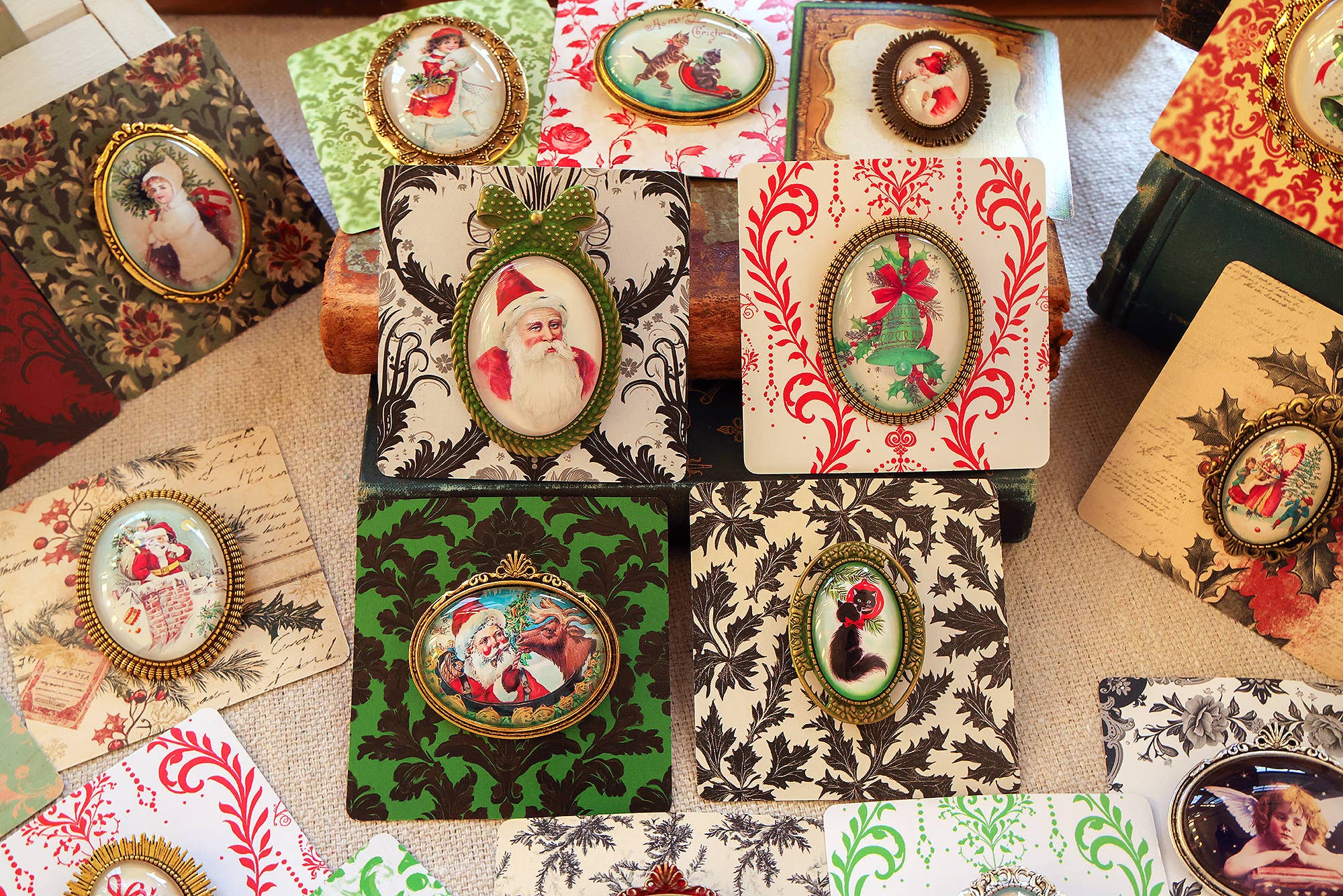 Asunder Bazaar - Wholesale Brooch - 20pc Vintage Christmas Brooches on Cards 12