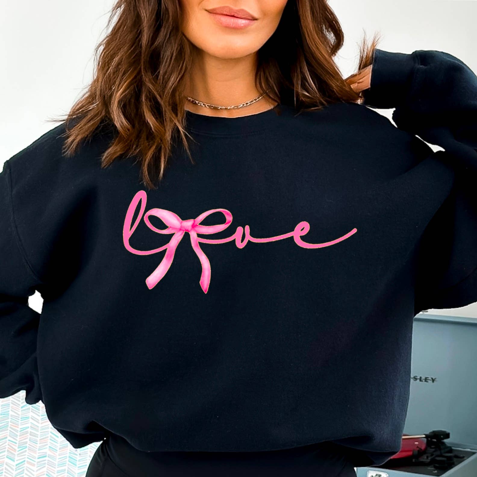Shoppe SHC – Engroshandel Grafisk Sweatshirt - Dame – Elsk Coquette Sløjfe Sweatshirt | Skærmtrykt Sweatshirt12