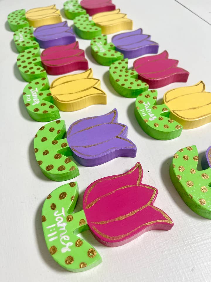 tulipa de madeira pintada à mão – com o versículo “Tiago 1:11” por atacado de millie b & co