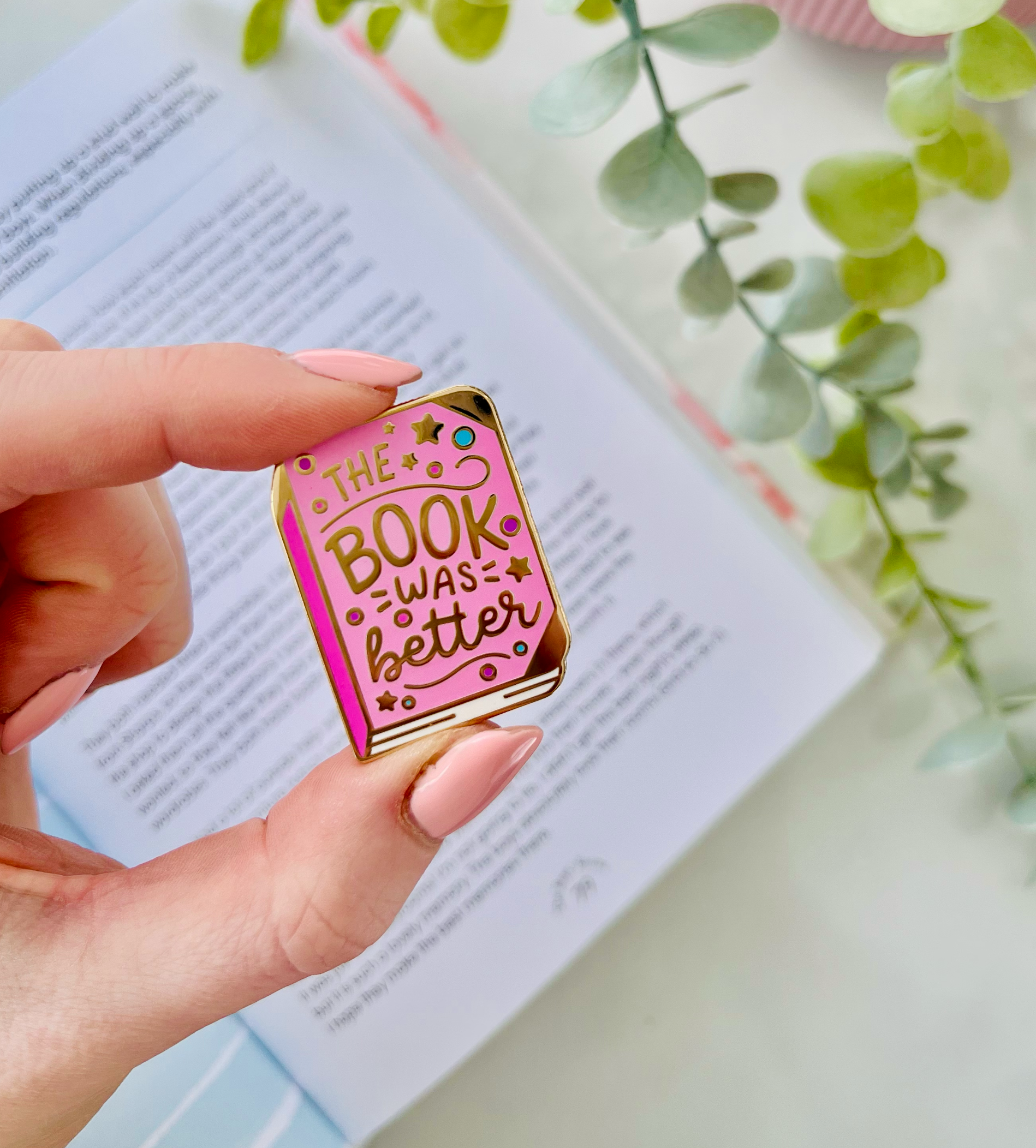 CoconuTacha – Großhandel Anstecker/Button – Anstecknadel „The Book Was Better“ aus hartem Email in Rosa mit Roségold1