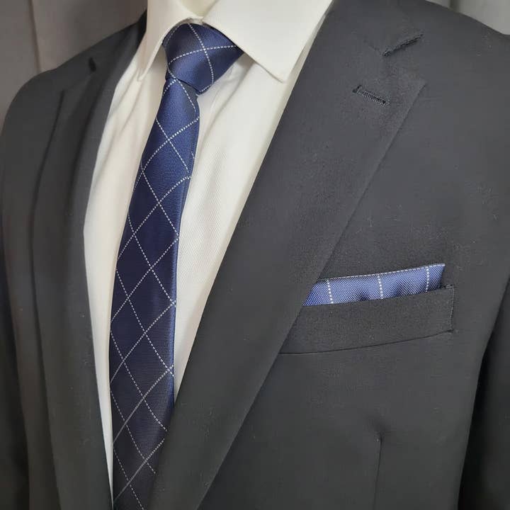 Blaue und silberne geometrische Krawatte und Einstecktuch für den Großhandel von The Upscale Banker