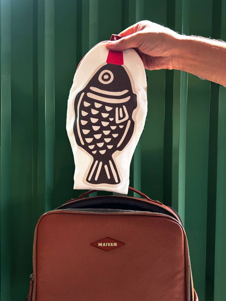 Trousse à fermeture éclair en toile Soy Fish pour la vente par Maivan Goodies Co.