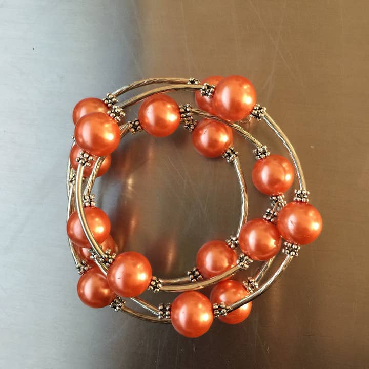 Sea Lily – Großhandel Perlenarmband – 100O - Orangefarbene Muschelperle Wickel0