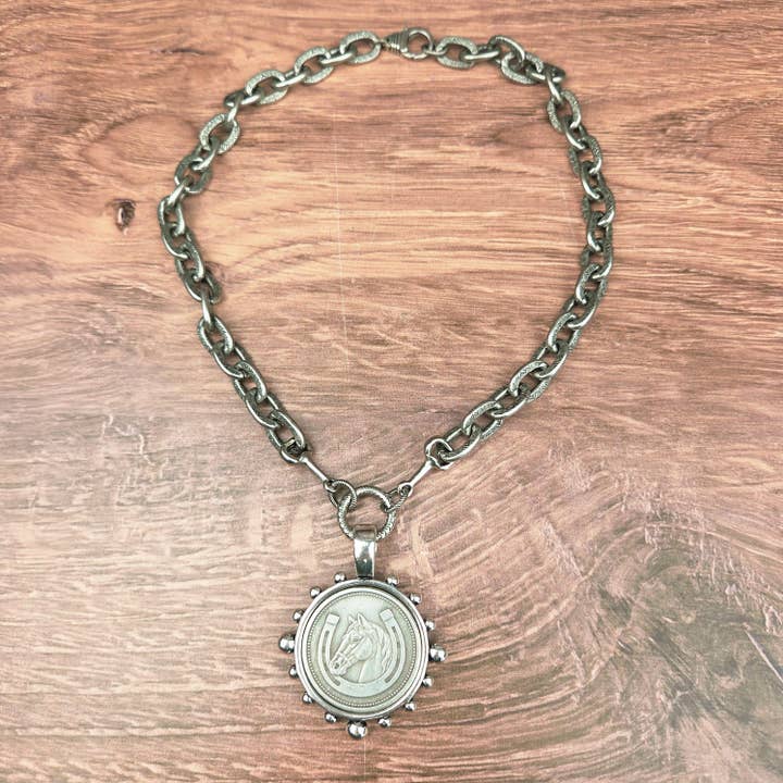 Hest med Hestesko Mønt i Ramme Kæde Halskæde for engroshandel hos ZINC Designs