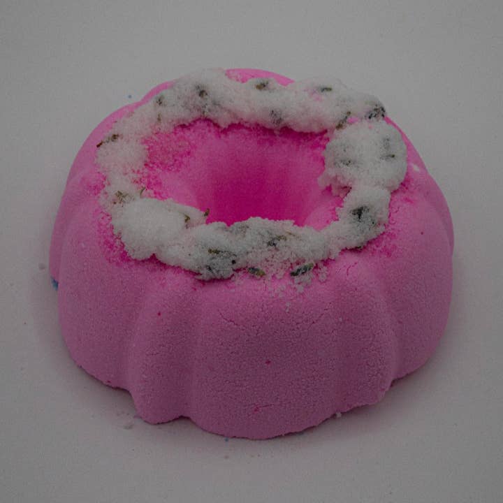 Bombe de bain Bundt Cake pour enfants/adolescents, lavande et grenade pour la vente par Sassy Bubbles