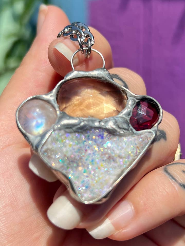 Amuleto de collage de cristal; Aura Quartz, piedra lunar, citrino facetado y granate para venta al por mayor de Aurafy