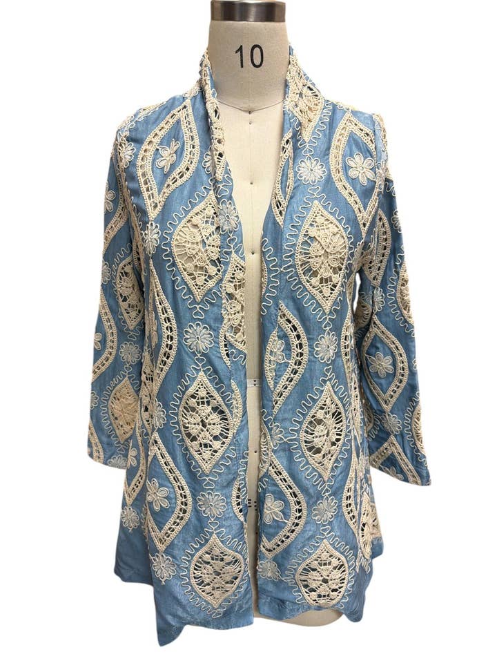 Cardigan ouvert en dentelle de diamant en coton et poly denim léger à fleurs pour la vente par Rising International Inc