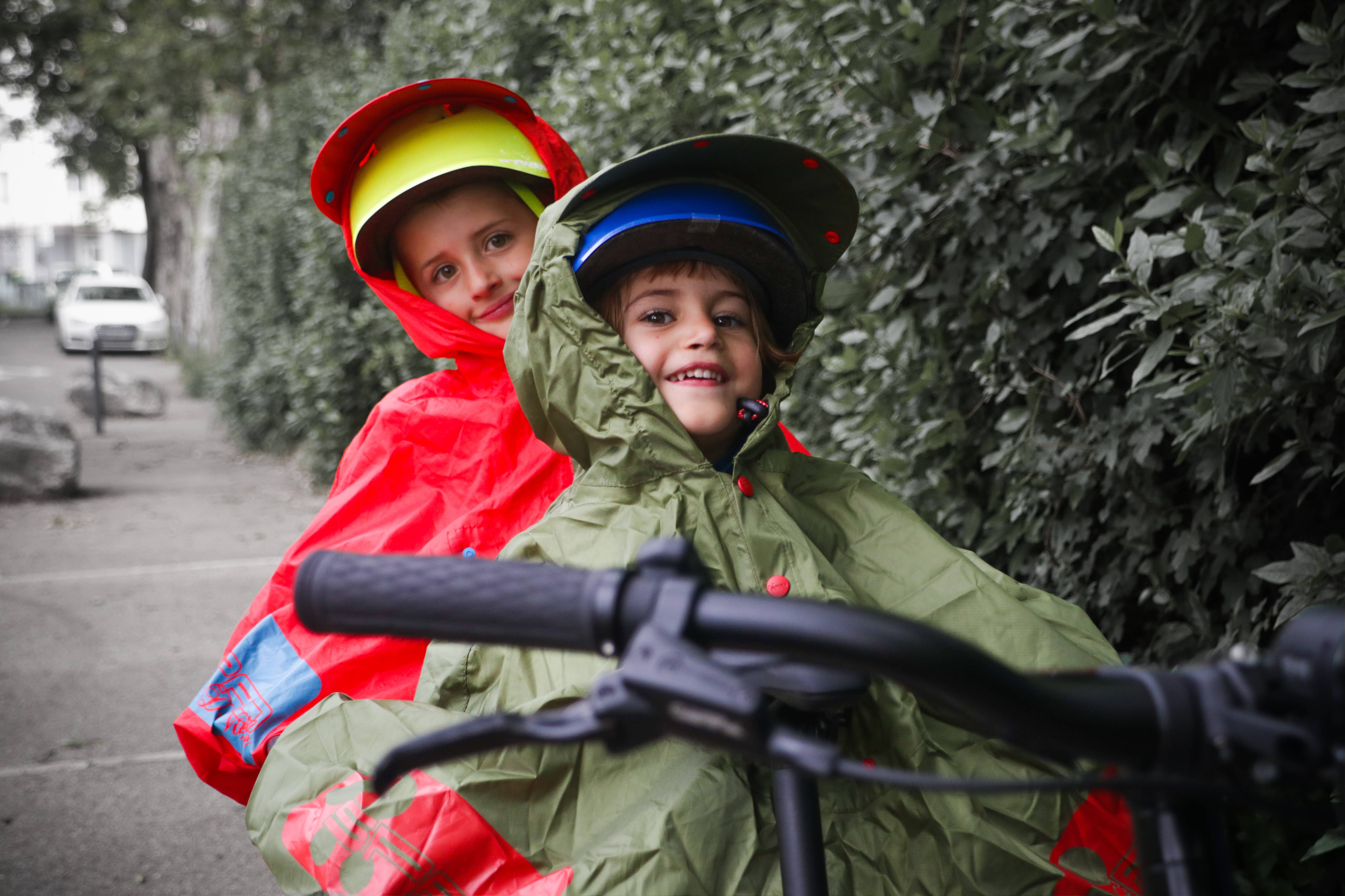 Petrolblau/retroreflektierendes Rot FULAP JR Mehrzweck-Fahrradponcho für Kinder, 1—12 Jahre, Blau für den Großhandel auf Faire7