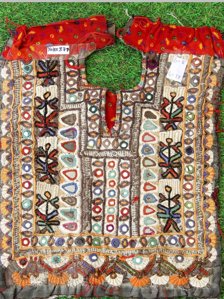 Patch de apliques de bordado com decote em banjara estilo boêmio por atacado de Bhawana Handicrafts