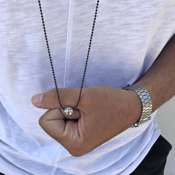 Christina Christi - Vente Colliers à pendentif - Collier homme avec pendentif basket en métal argenté2