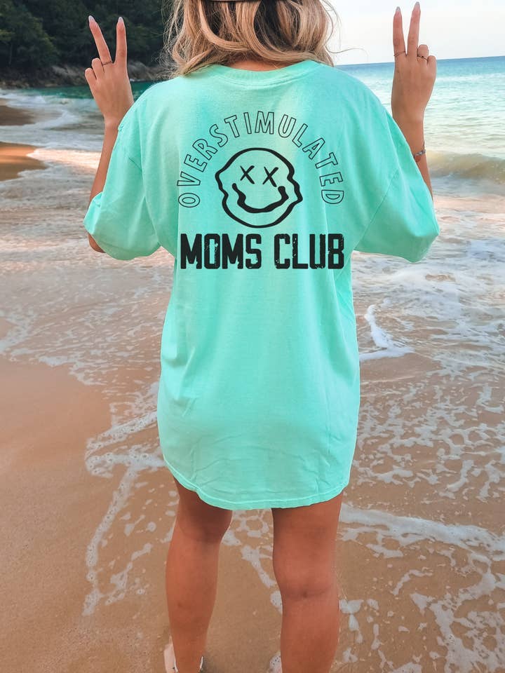 Maglietta oversize anteriore e posteriore Overstimulated Mom's Comfort Colors per la vendita all'ingrosso da parte di Three Sisters Design