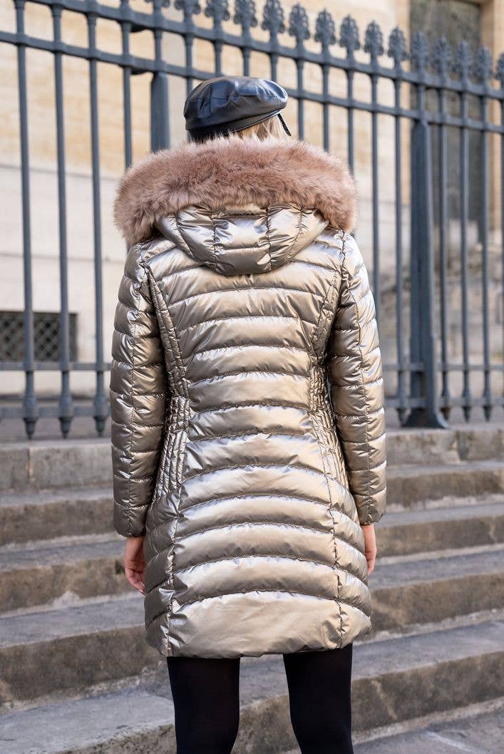 Attrait Paris – Großhandel Pufferjacke – Damen – Metallic lange Steppjacke mit Fell am Kapuzenrand3