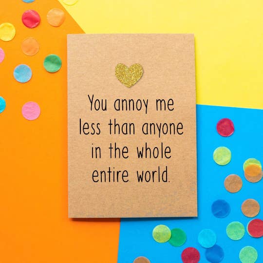 Biglietto di San Valentino con scritta in inglese «You annoy me less than anyone» per la vendita all'ingrosso da parte di BETTIE CONFETTI