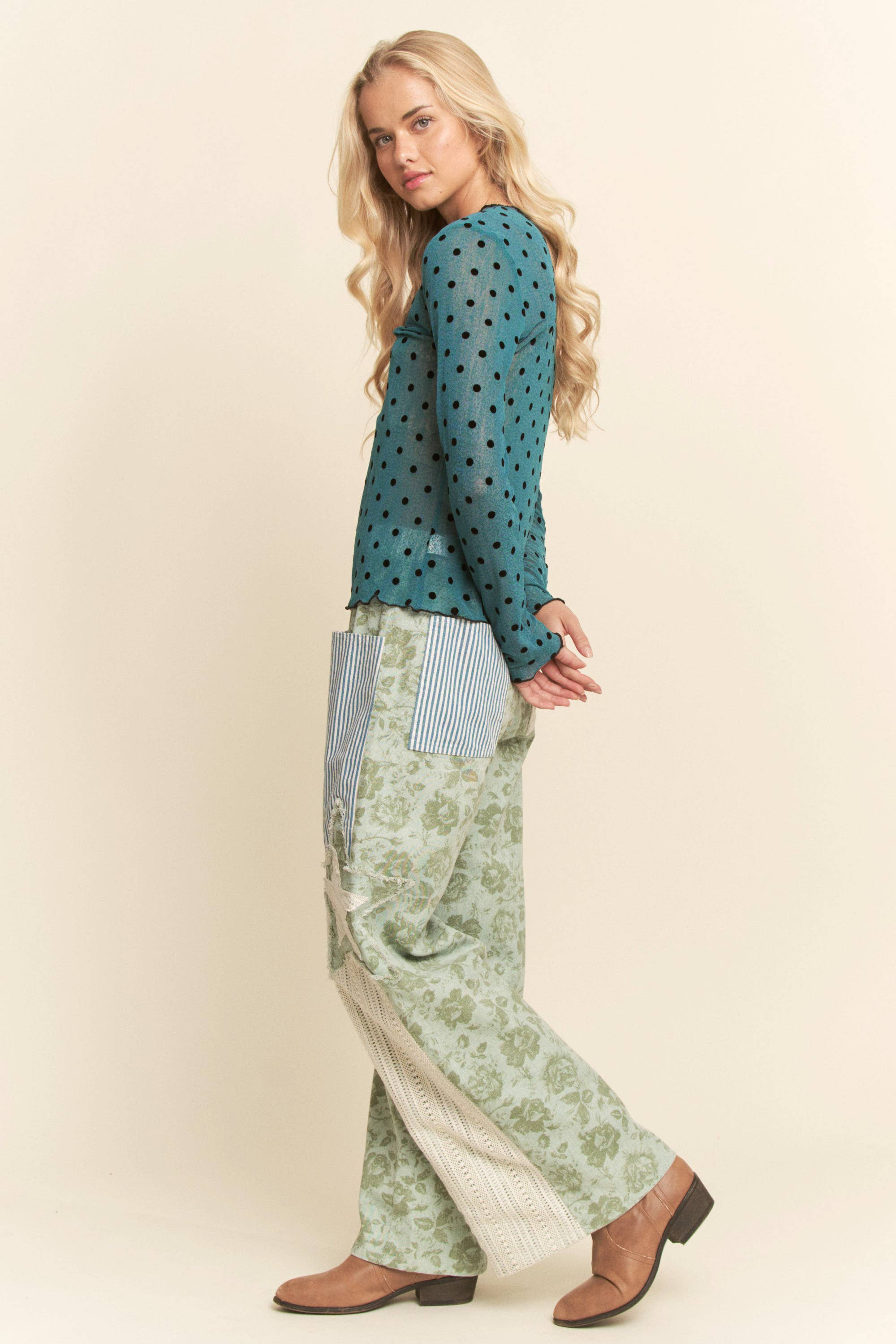 Davi & Dani – Calças - Mulher por atacado – CALÇAS LAVADAS COM DETALHE DE APLICAÇÃO FLORAL EM FORMA DE ESTRELA PLUS11