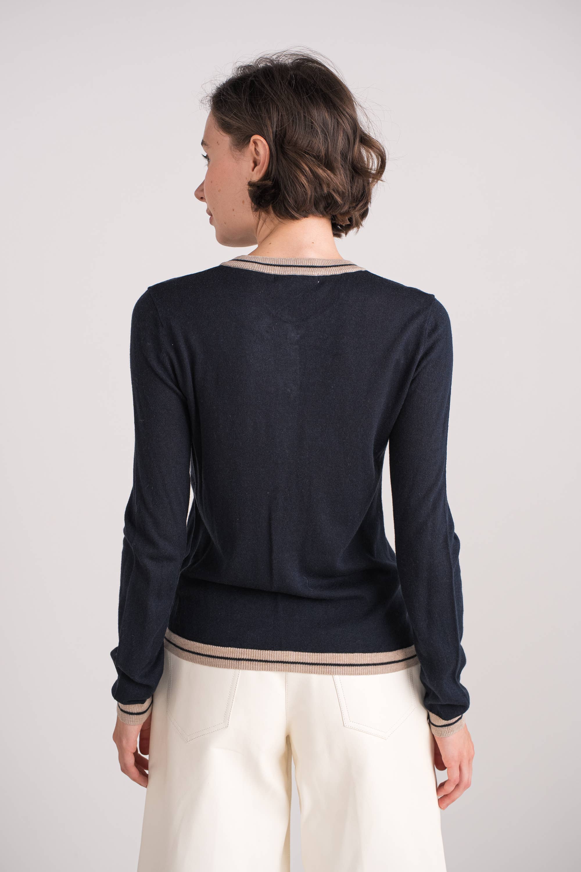 jw.atelier – wholesale Kofta - Dam – Tvåfärgad cardigan i siden och kashmir med pärlknappar10