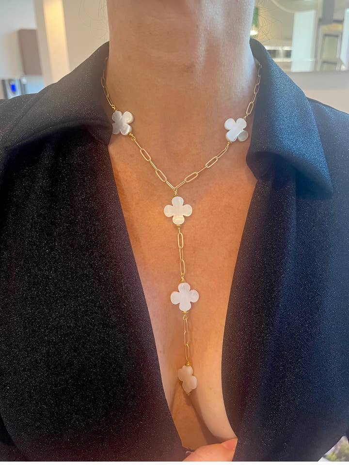 Matgouden paperclip „Y” ketting met witte MOP madeliefjes voor wholesale door Suzy T Designs