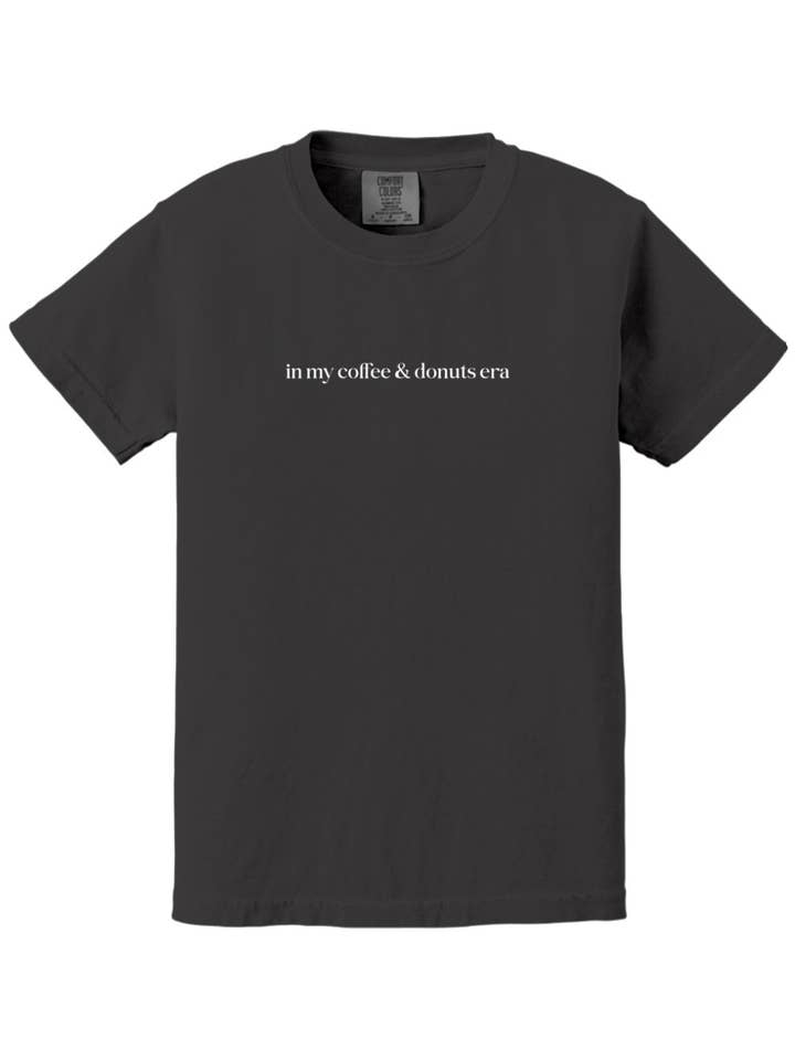 I min kaffe & munkar era ungdoms-t-shirt - Comfort Colors för wholesale av Sock Religious