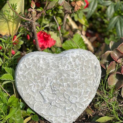 Backyard Stone Art - Wholesale Stepping Stone - Frog & Waterlily Heart Shaped Stepping Stone, Garden Stone2