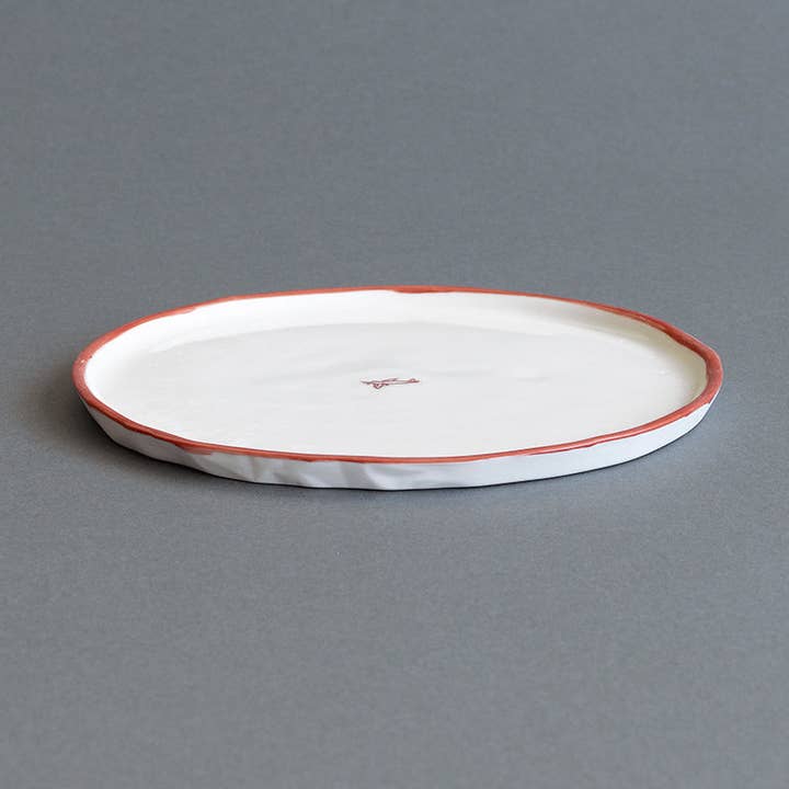 Assiette d'entrée en céramique - bord rouge en papier pour la vente par Hayden Youlley Design