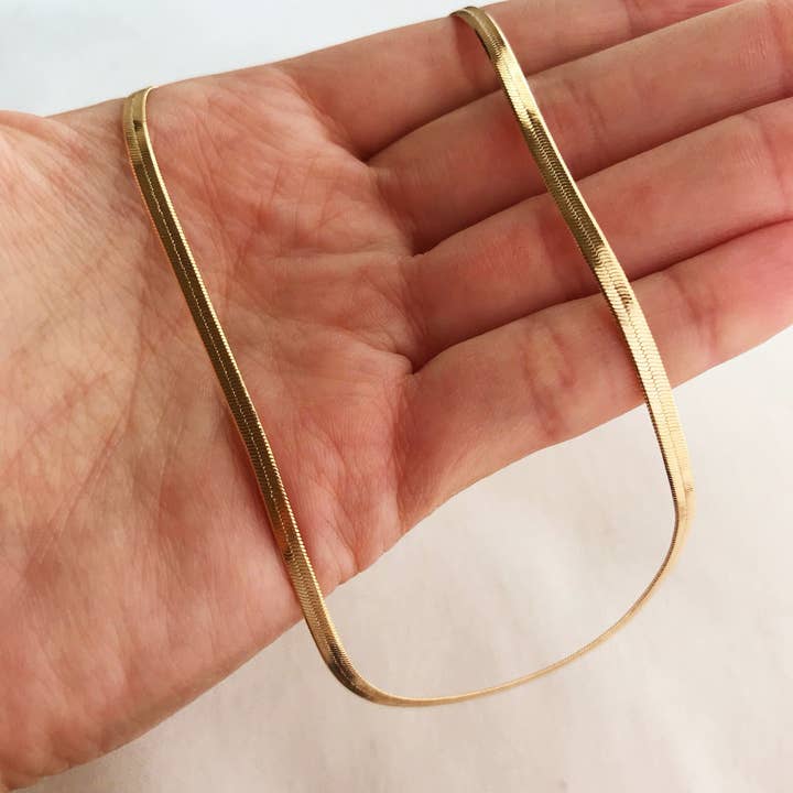 Haus of Monogram - Vente Collier maille et chaîne - Collier en Herringbone de 4 mm en Or Rempli | Bijoux Chaîne Élégante1