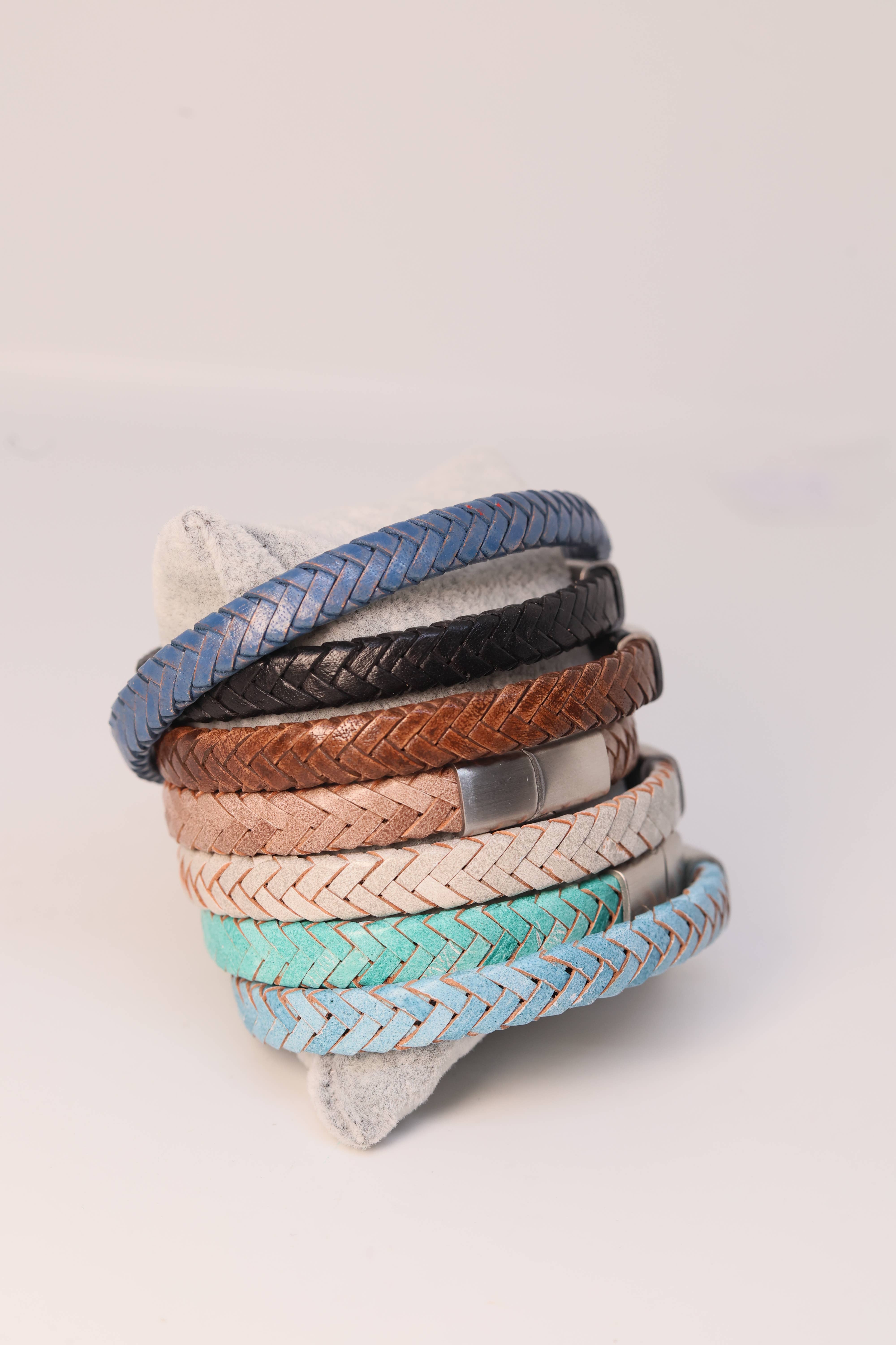 Sun Enterprises B.V. - Wholesale Woven/Braided Bracelet - Oval Braided Leather Bracelet with Silver Lock 4mm1